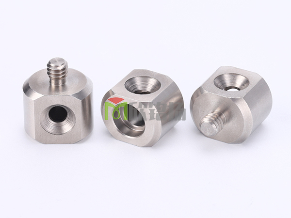 數(shu)控車(che)牀(chuang)加(jia)工(gong)鐵(tie)件