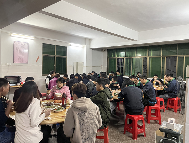 員工(gong)聚餐(can)